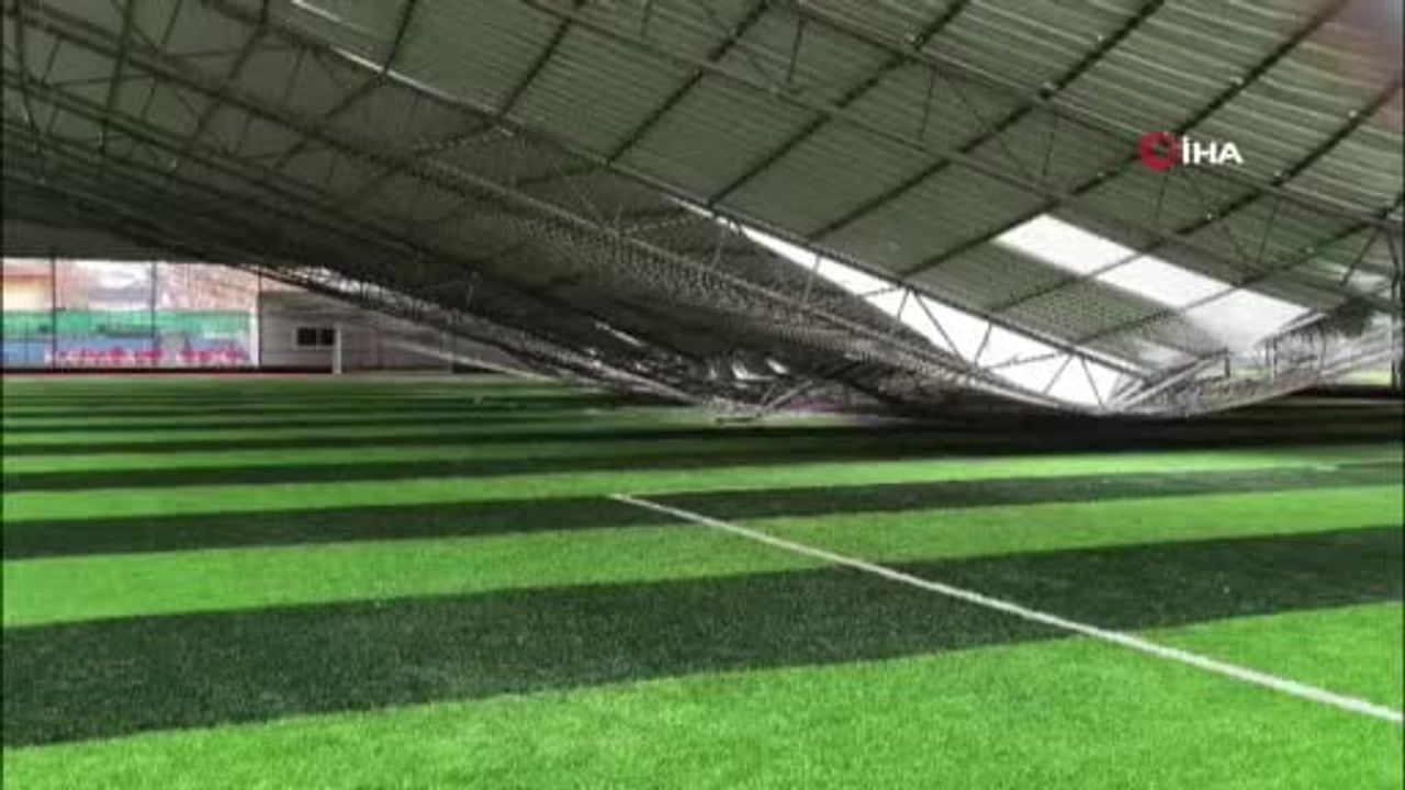 Antalya'da Fırtına: Gündoğdu Mahallesi'nde Halı Saha Çatısı Çöktü