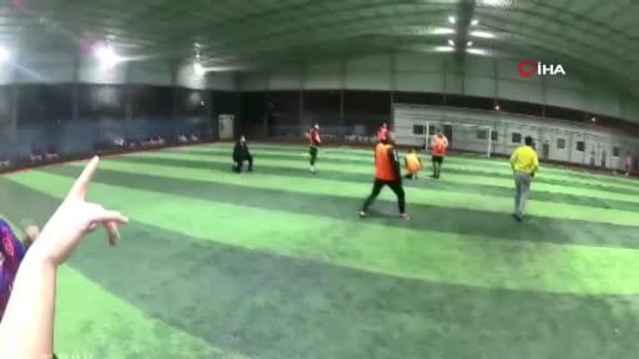 Antalya'da fırtına: Halı sahanın çatısı çöktü, futbolcular panikle kaçtı