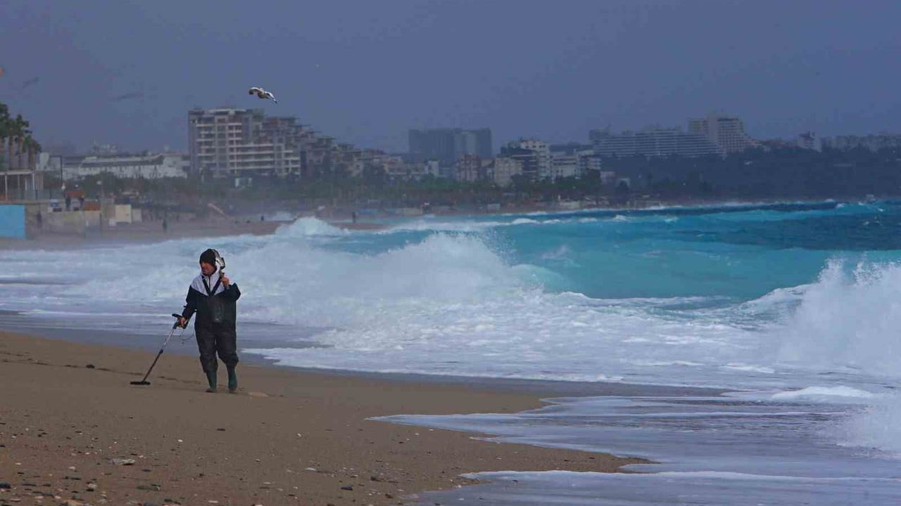Antalya'da fırtına: Konyaaltı Sahilinde dedektörle yapılan arama