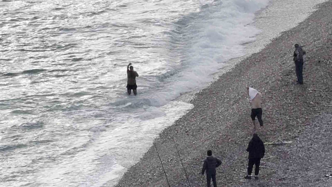 Antalya'da fırtınada denize giren iki 15 yaşındaki kız kurtarıldı