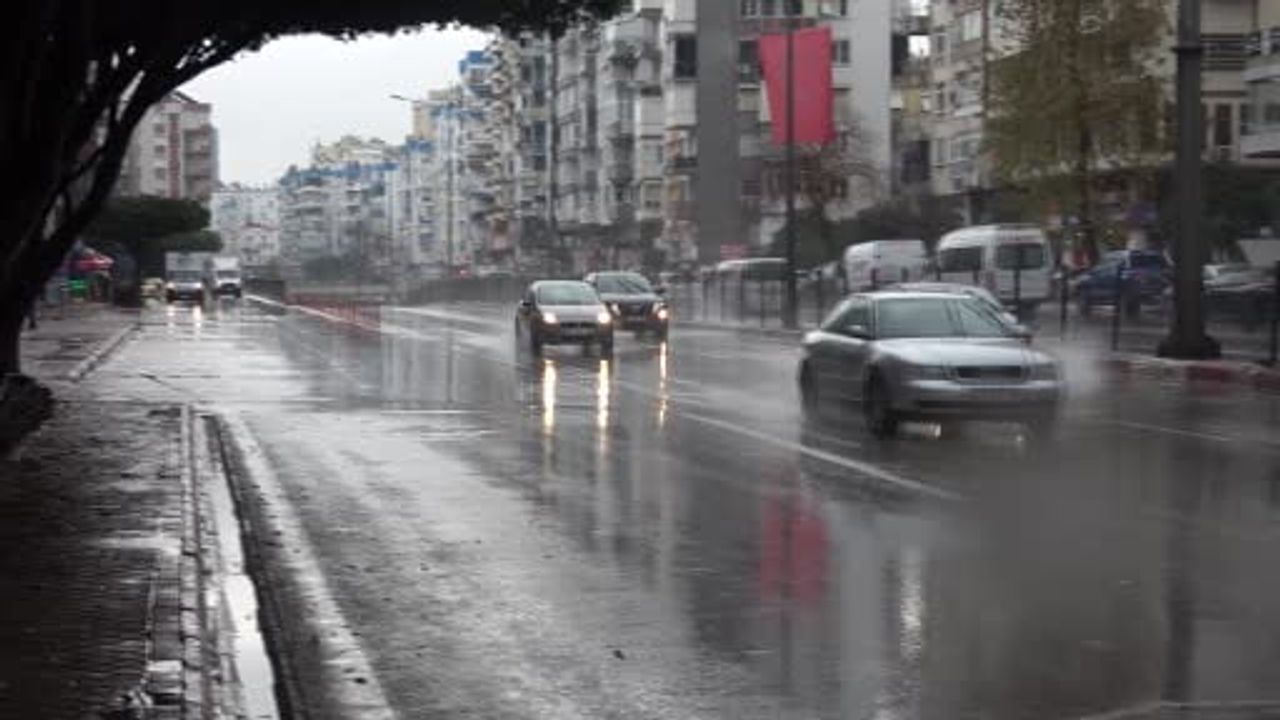 Antalya'da gece boyu süren sağanak öğleye doğru azaldı