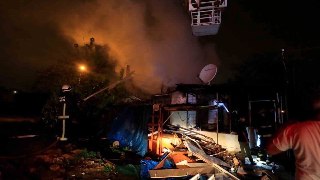 Antalya'da gecekondu yangını: Ev sahibi sinir krizi geçirdi