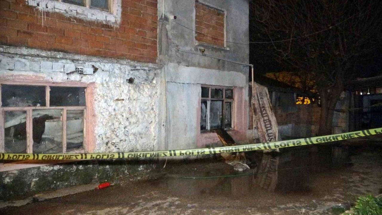 Antalya'da gecekonduda yangın: 1 ölü, 1 yaralı