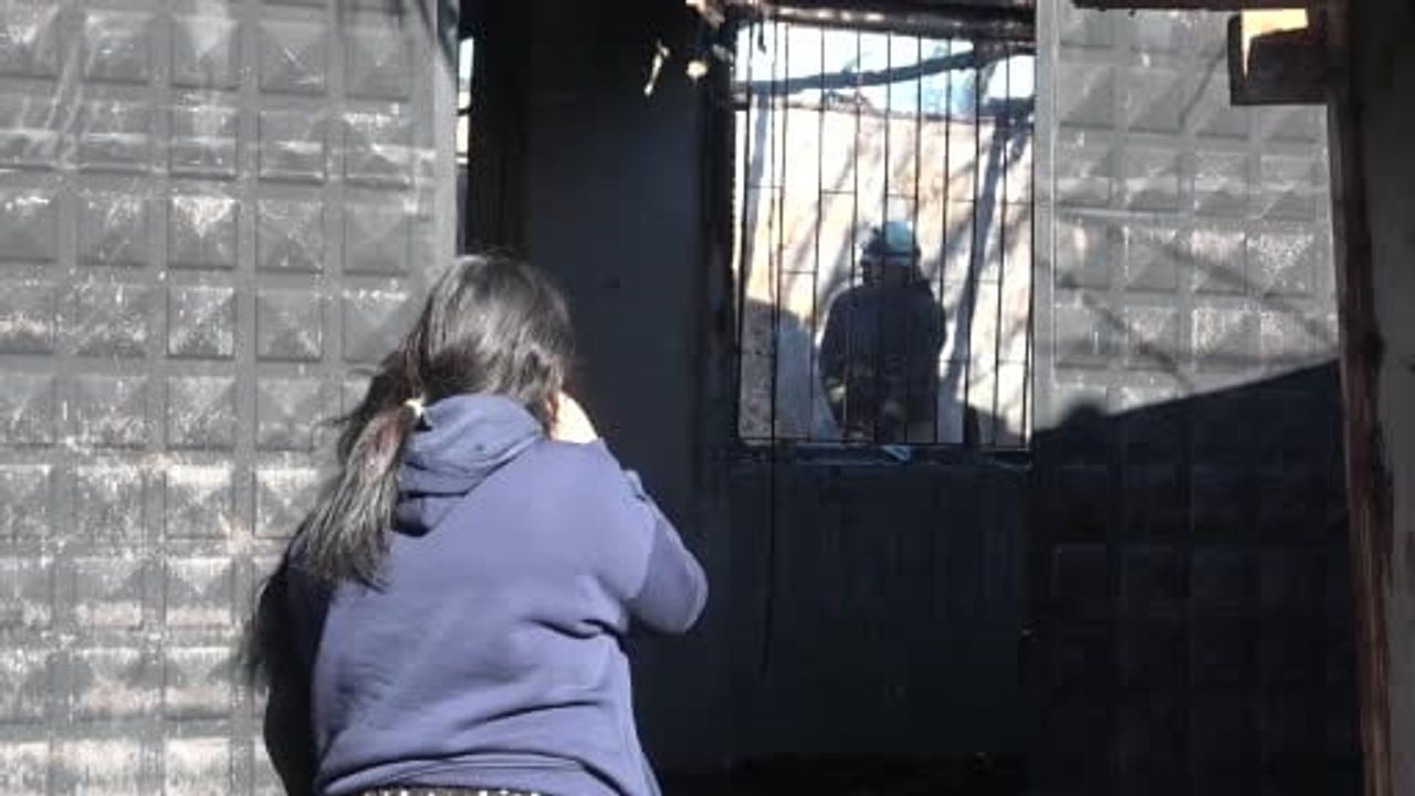 Antalya'da Gecekonduda Yangın: Kız Çocuğu Gözyaşları İçinde Evini İzledi