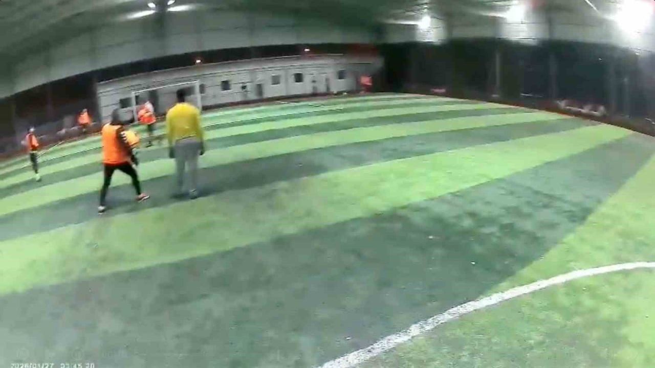 Antalya’da halı sahanın çatısı şiddetli rüzgarda çöktü