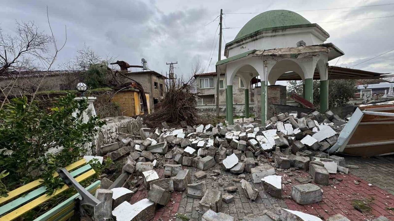 Antalya'da hortum ve fırtınaya 714 personelle müdahale