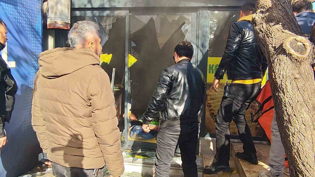 Antalya'da işyerini ateşe veren pideci itfaiye tarafından baygın bulundu