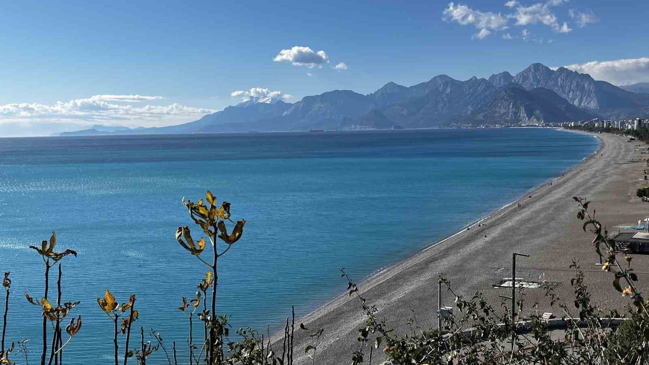 Antalya'da kar tatili gününde öğrenciler Konyaaltı'nda denize girdi