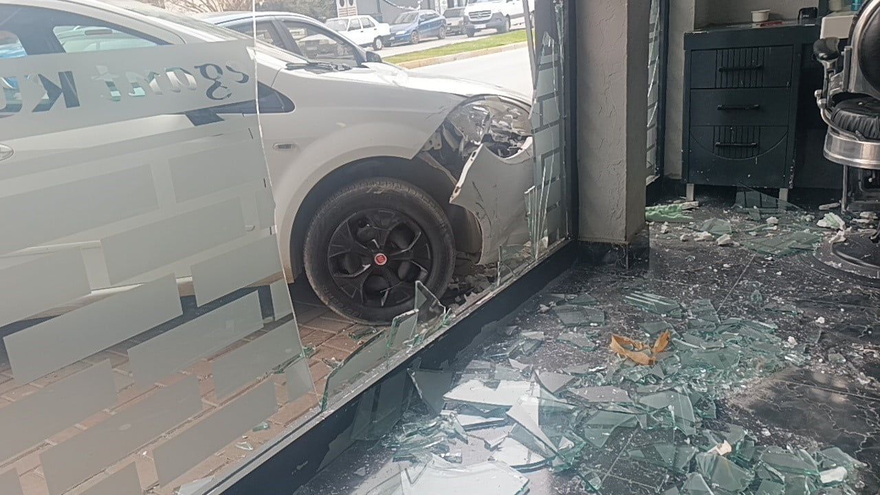 Antalya’da kontrolden çıkan otomobil kuaför dükkanına daldı