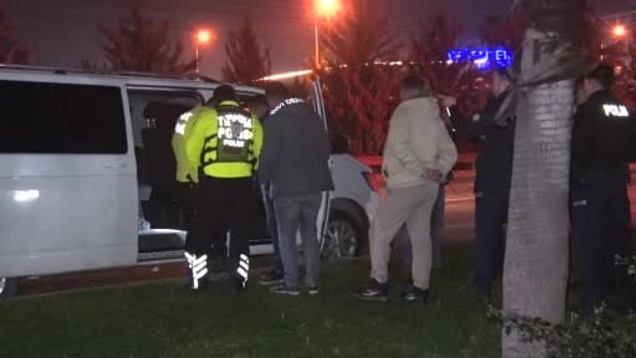 Antalya'da park halindeki panelvanda sürücü koltuğunda ölü bulundu