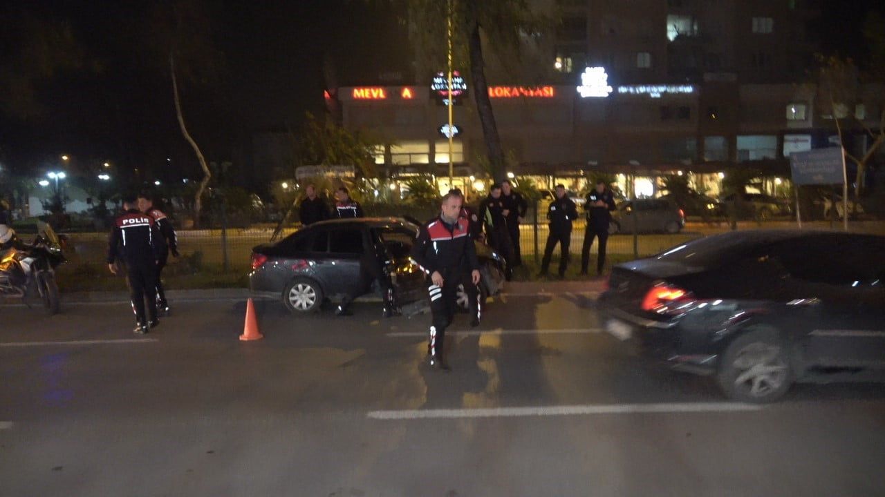 Antalya'da polis kovalamacası refüje çarpmayla sona erdi