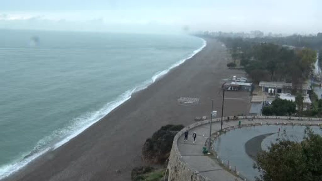 Antalya’da sağanak hafifledi, sahile dalgalarla çöpler vurdu; yollarda çökmeler görüldü