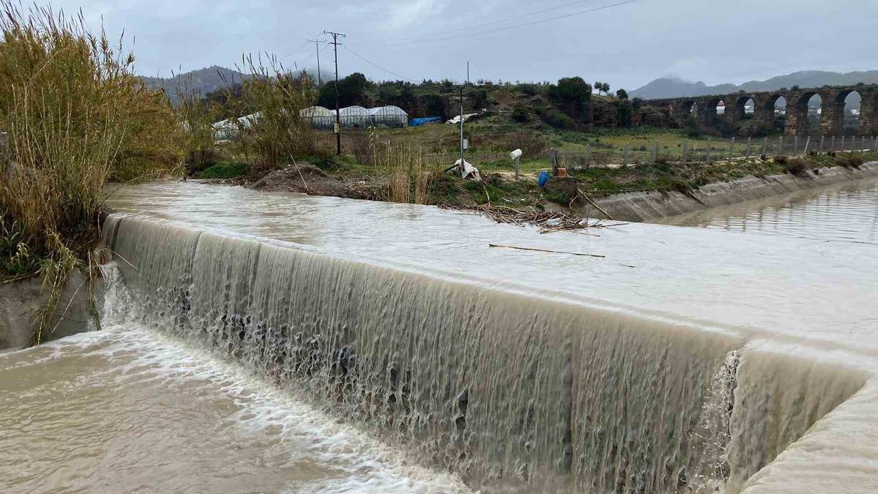 Antalya'da sağanak: Serik'te Köprüçayı taştı, tarım ve yerleşim alanları zarar gördü