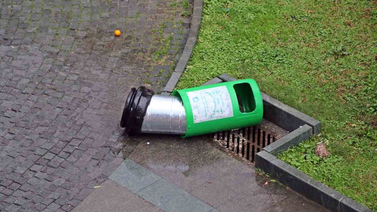 Antalya'da sağanak ve kuvvetli rüzgar yaşamı olumsuz etkiledi