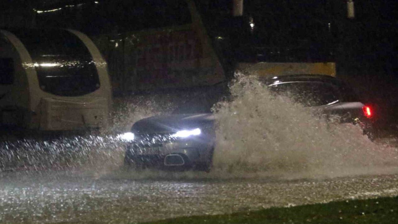 Antalya’da sağanak yolları göle çevirdi; araçlar mahsur kaldı