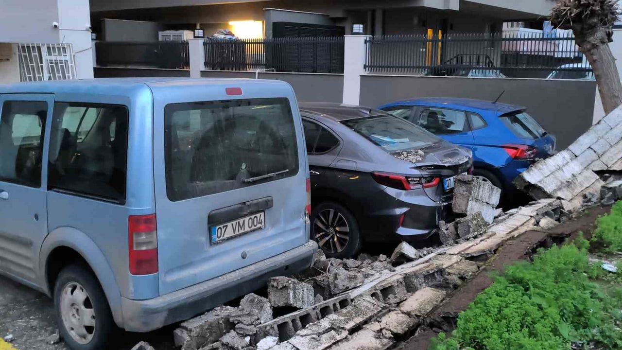 Antalya’da şiddetli rüzgar ve yağış yaşamı olumsuz etkiledi