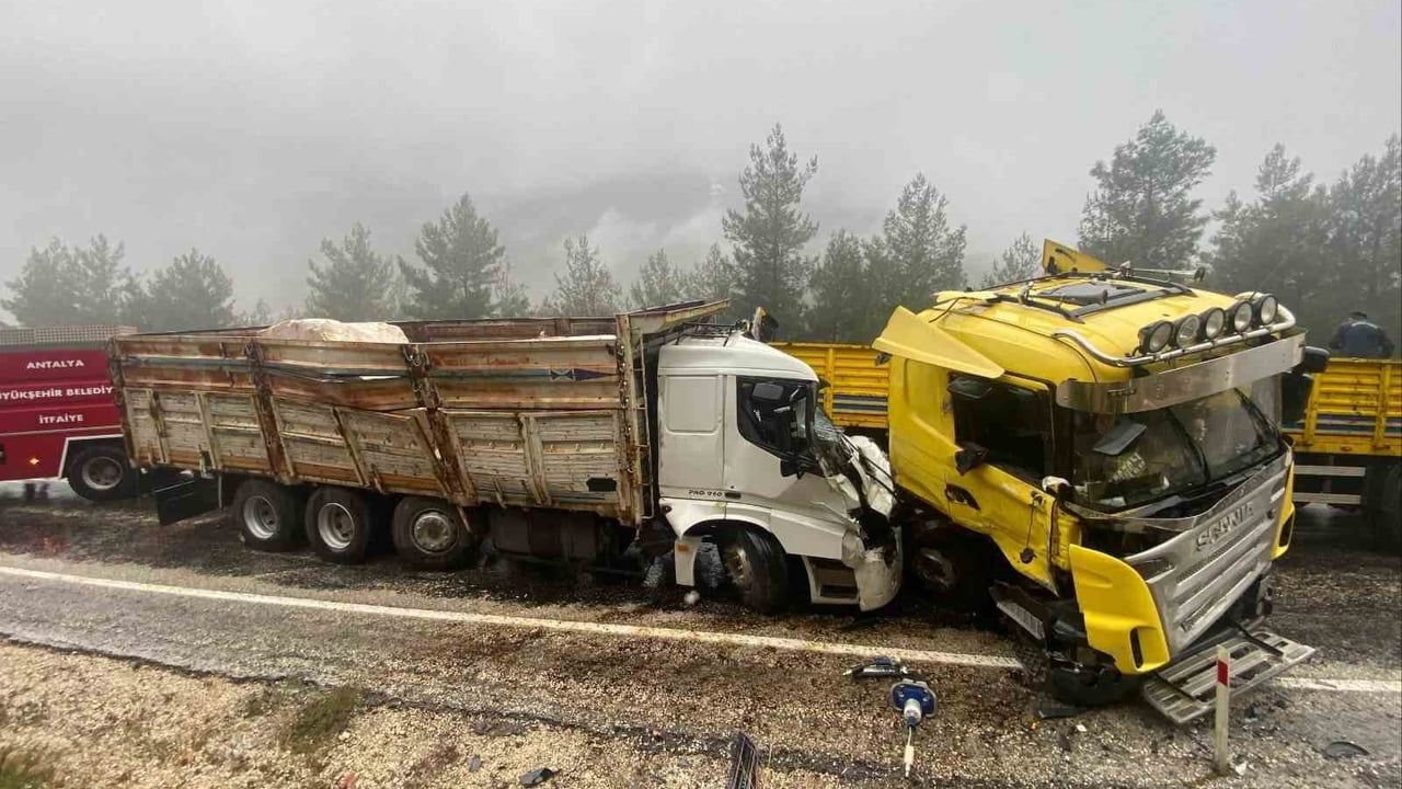 Antalya'da tır ile kamyon kafa kafaya çarpıştı: 1 ölü, 1 ağır yaralı