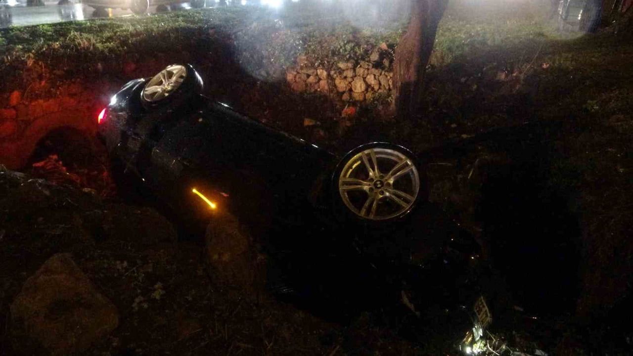 Antalya'da yağmurda kontrolden çıkan BMW refüjdeki çukura düştü: 3 yaralı