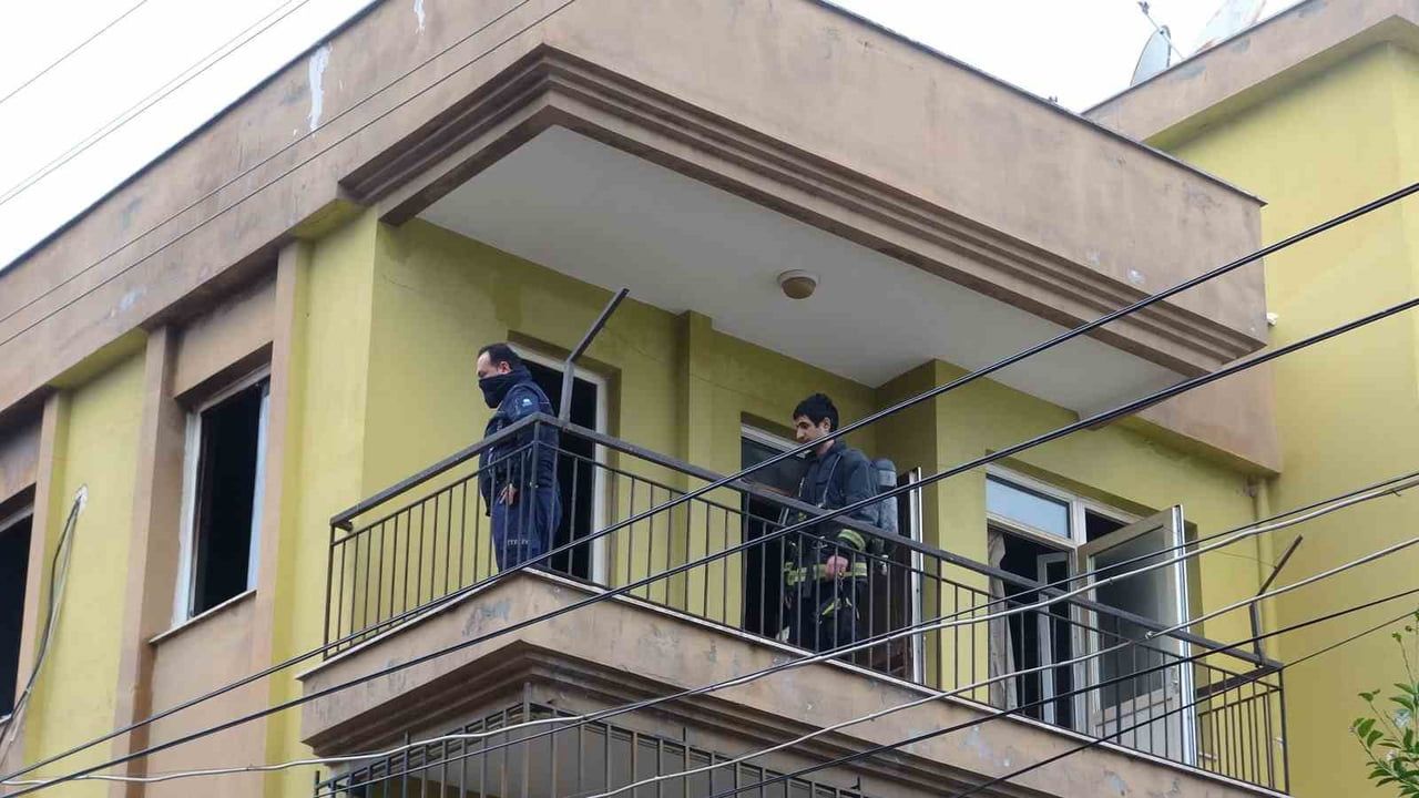 Antalya Kepez'de üst kat dairesinde çıkan yangın söndürüldü