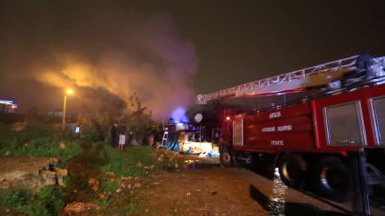 Antalya Kepez'te gecekonduda yangın: Ev sahibi sinir krizi geçirdi