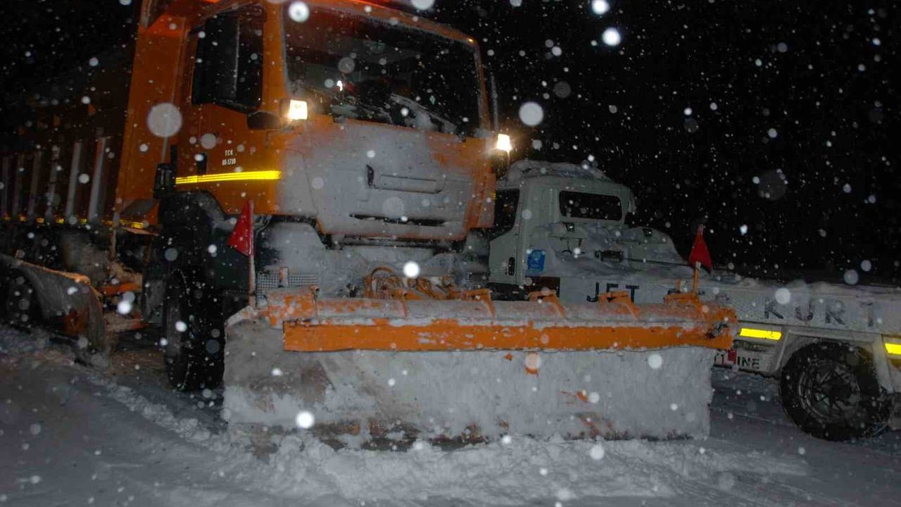 Antalya-Konya karayolunda Alacabel'de kar yeniden başladı