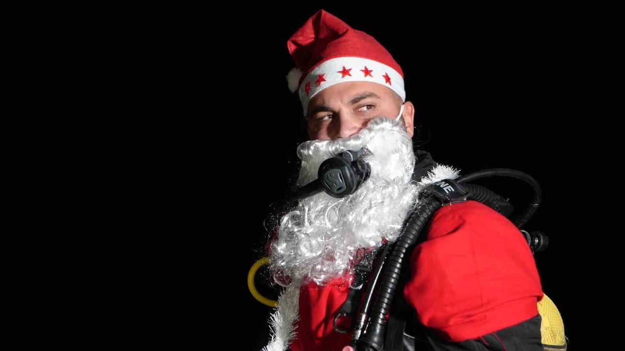 Antalya Konyaaltı'nda 20 Yıllık Gelenek: 2026'yı Denizde Karşıladılar