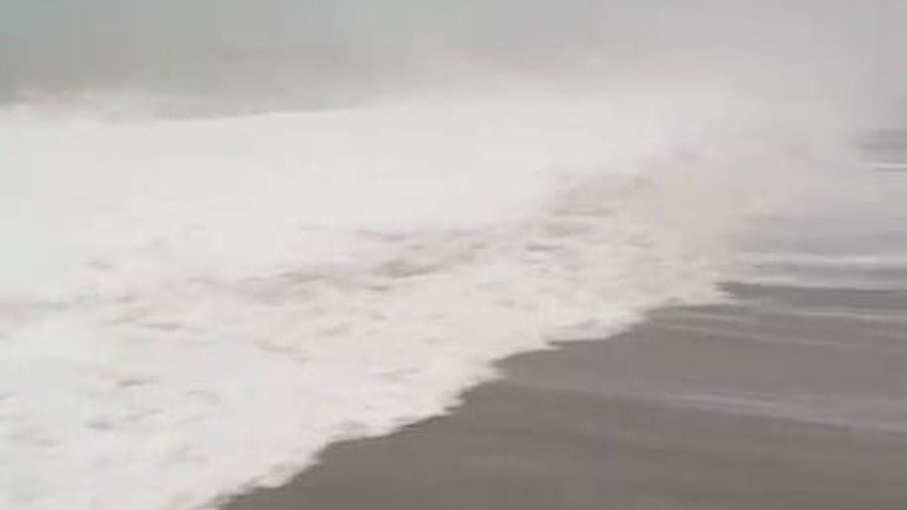 Antalya Konyaaltı’nda dev dalgalar: Vatandaş merdivene tutunarak kurtuldu