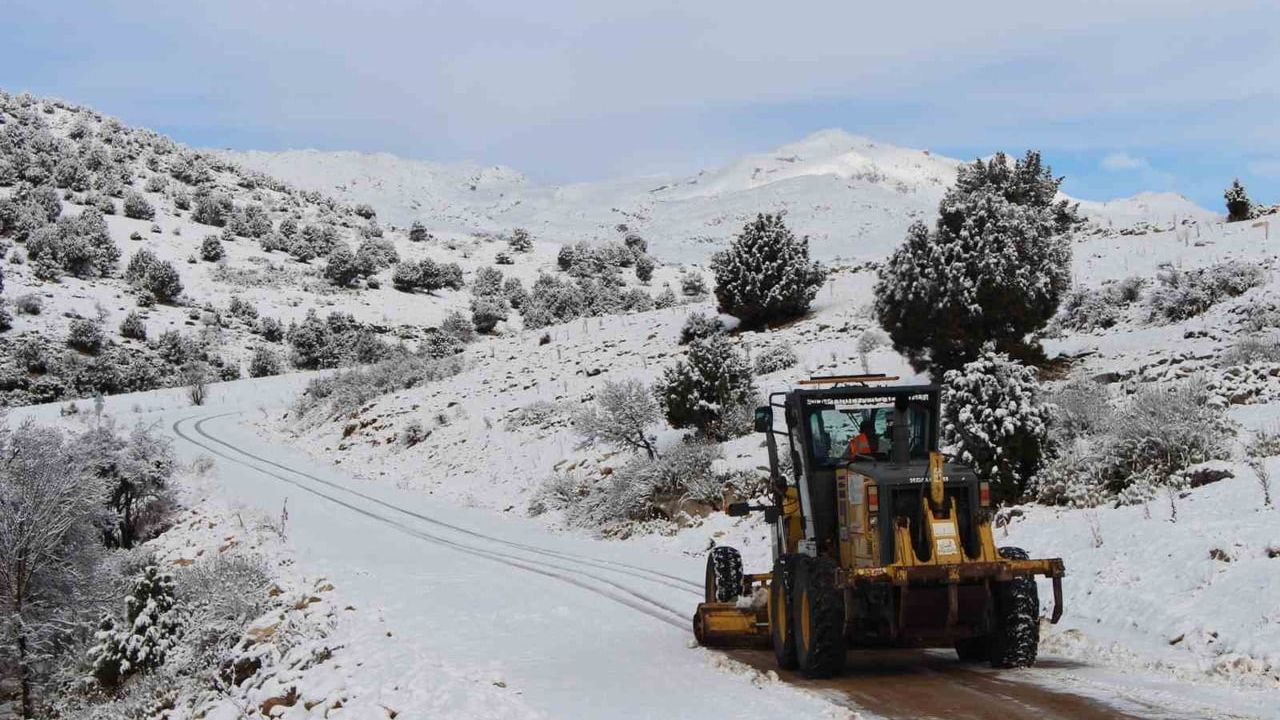 Antalya'nın yüksek kesimlerinde karla mücadele ve kurtarma çalışmaları