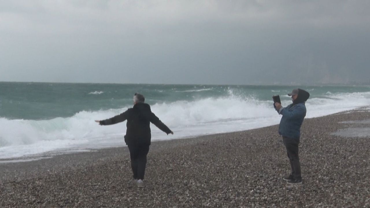Antalya sahilleri fırtınaya rağmen doldu taştı, dalgalar fotoğraf fırsatı sundu