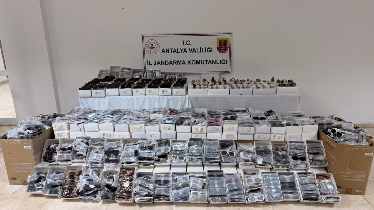 Antalya Serik'te 7 bin 250 güneş gözlüğü ve 366 saat ele geçirildi