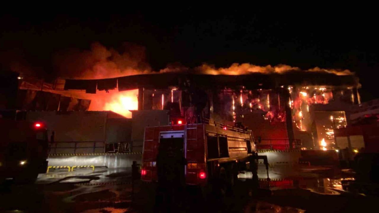 Antalya Serik'te Market Deposunda Yangın: Temel Gıda Bölümü Küle Döndü