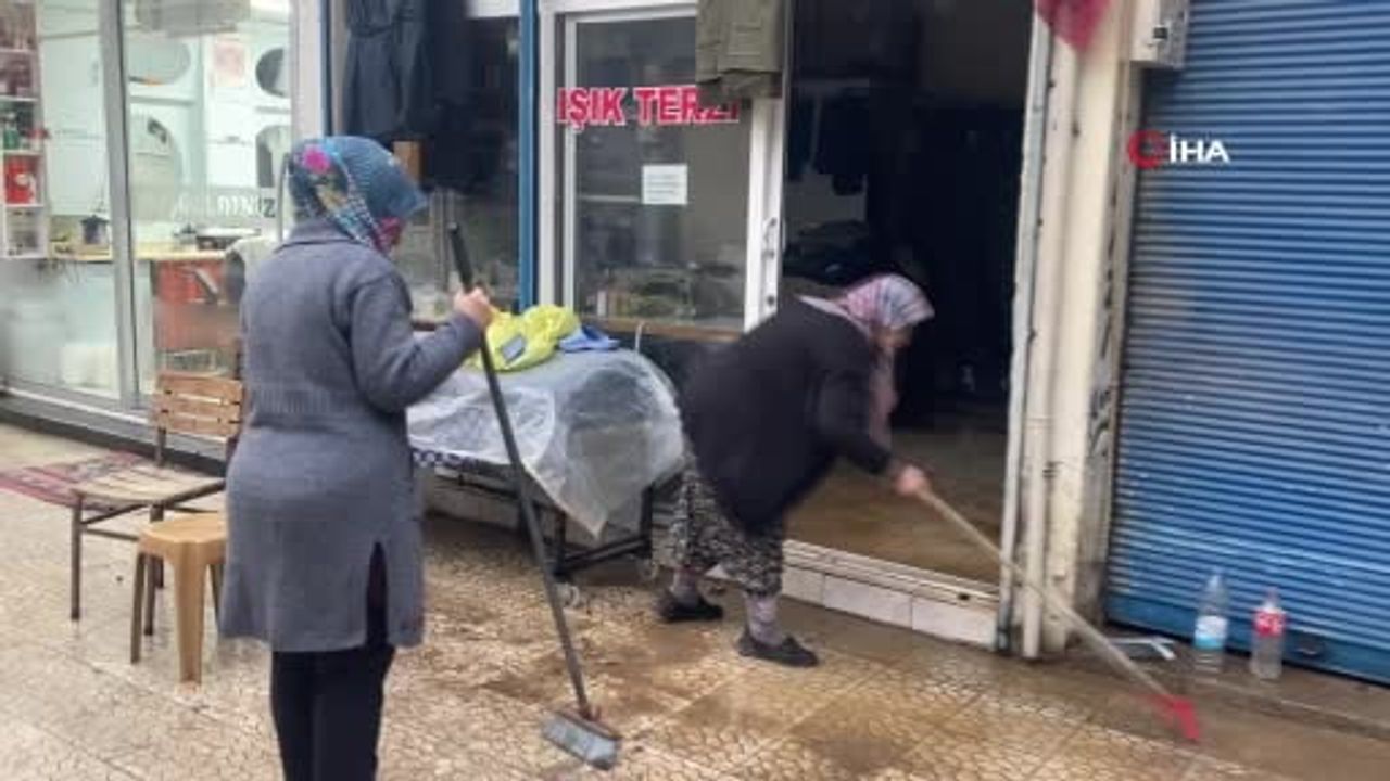 Antalya Serik’te sağanak rögarları taşırdı, esnaf sabah temizlikte