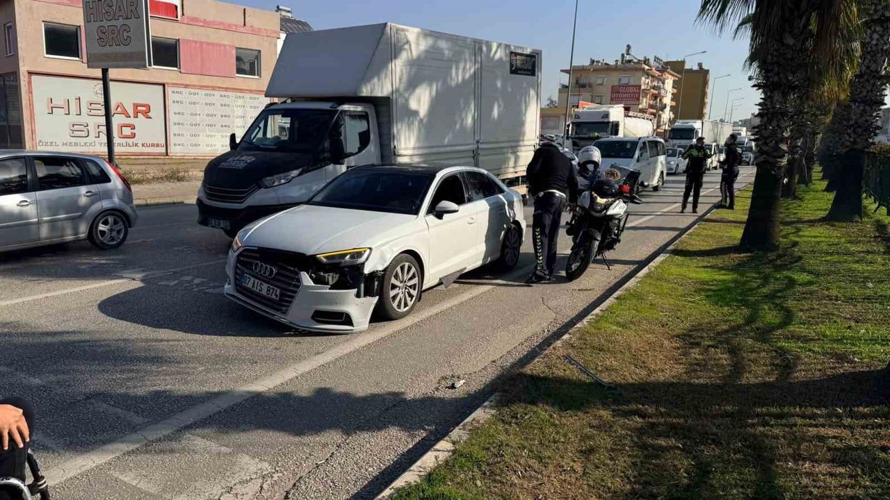 Antalya Serik'te zincirleme kaza: Sürücü araçta sıkıştı