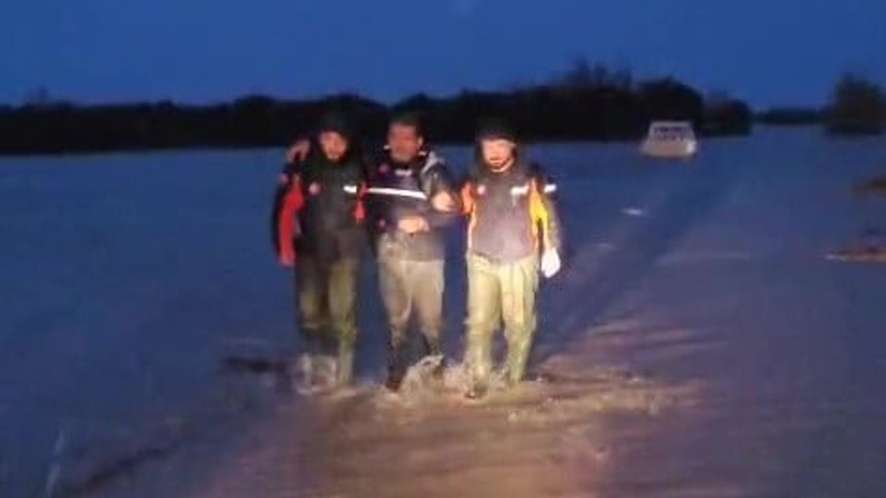 Antalya'yı Vuran Sağanak: Mahsur Kalanlar Botlarla Kurtarıldı