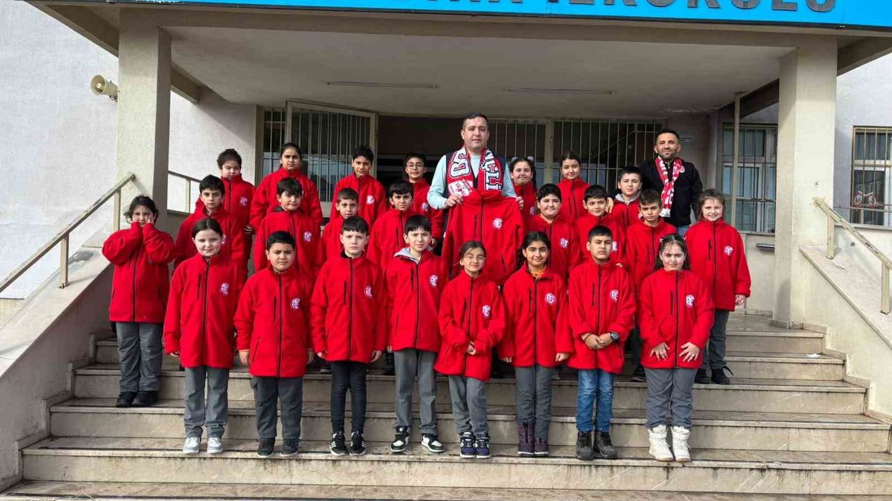 Antalyaspor’dan Kapaklı İbni Sina İlkokulu’na polar ve atkı desteği