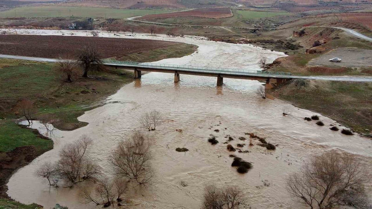 Araban'da kar ve sağanak Karasu ile Sıtma Pınar Çayı su seviyesini yükseltti