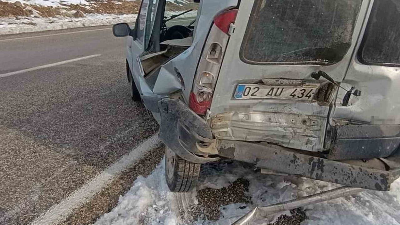 Araban'da otomobil ile kamyonet çarpıştı: 2 yaralı