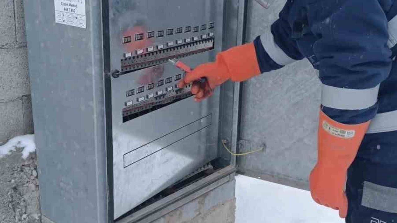 Aras EDAŞ yeni yıl gecesini kesintisiz enerji için sahada geçirdi