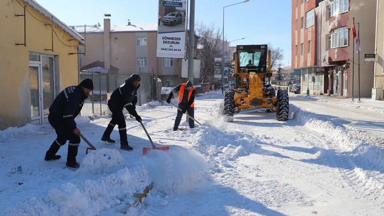 Ardahan Belediyesi’nden hummalı kar temizliği çalışması