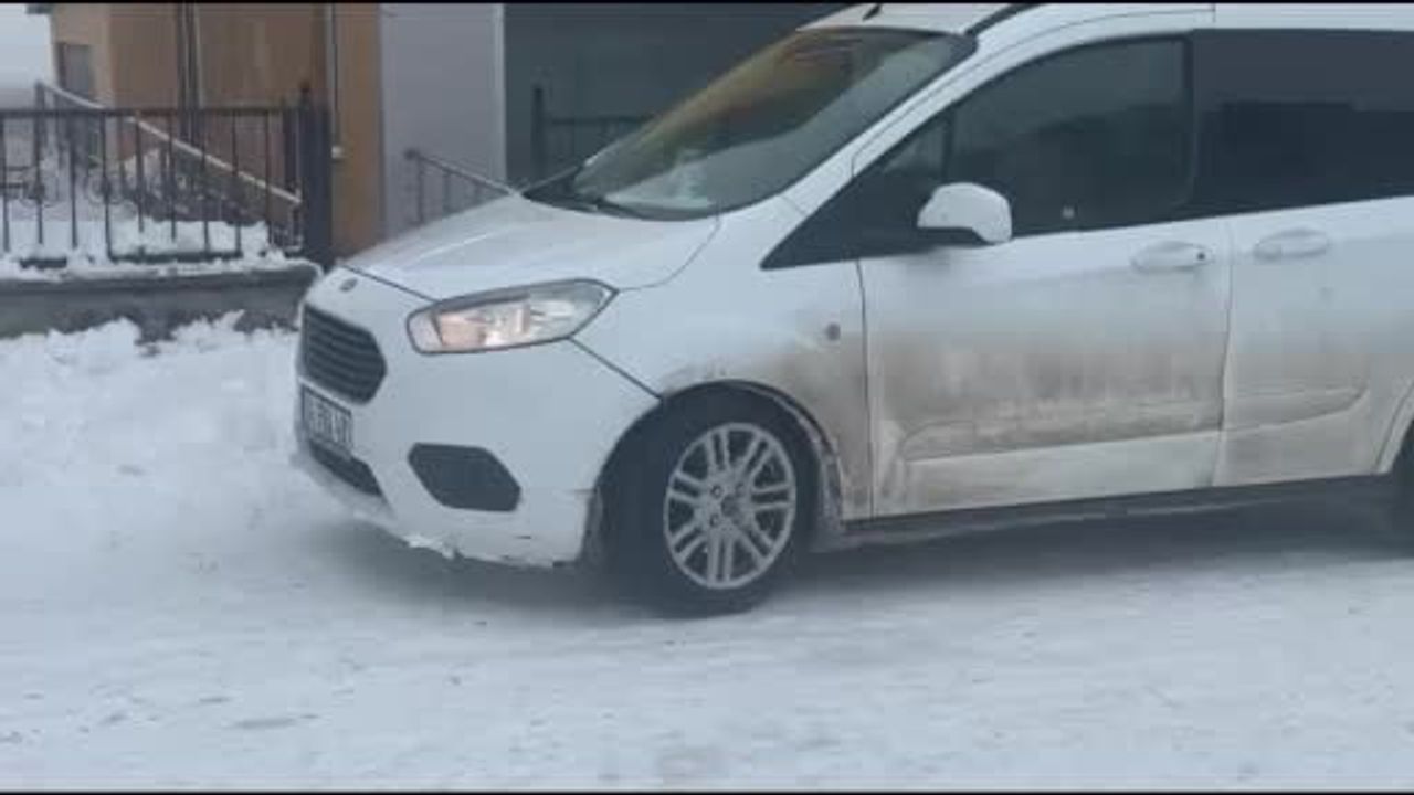Ardahan Çıldır'da yollarda buzlanma sürücülere zor anlar yaşattı