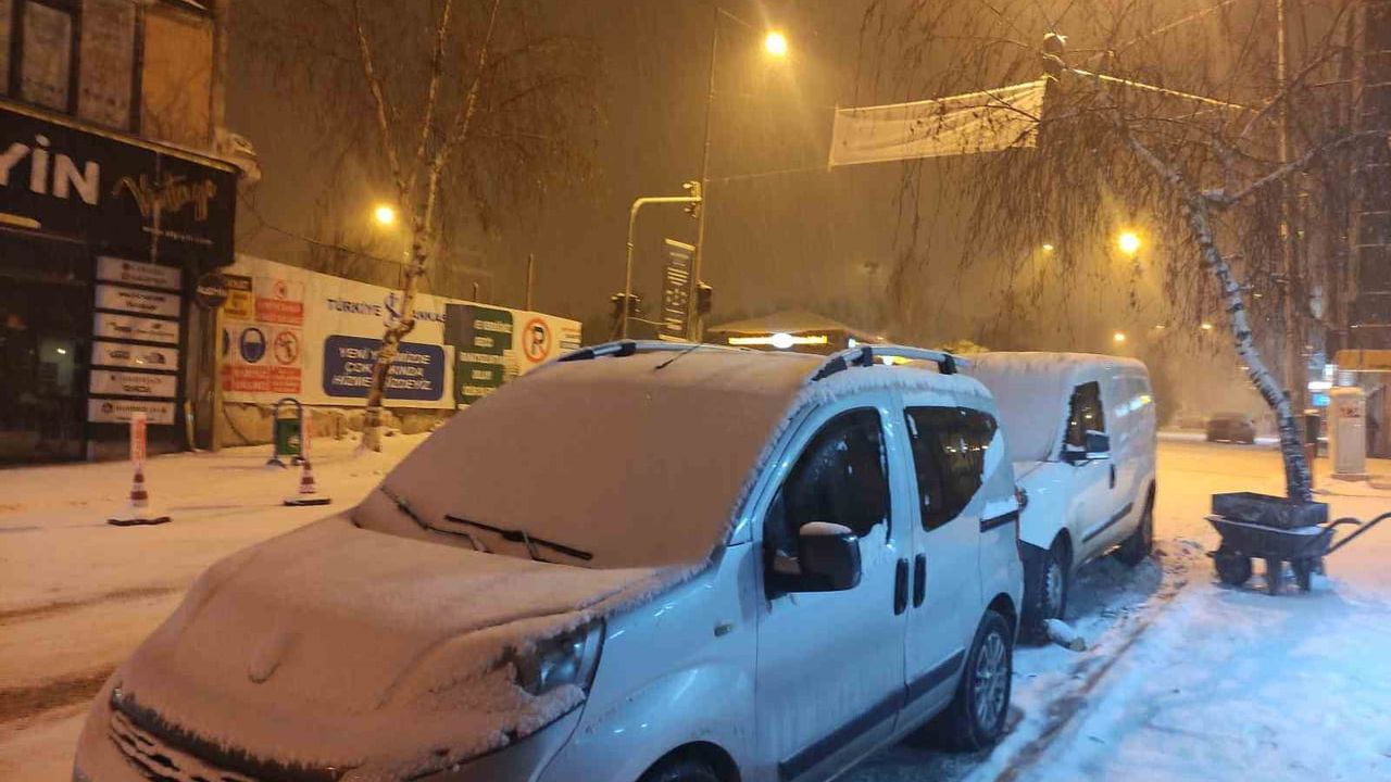 Ardahan'da gece boyu etkili kar yağışı