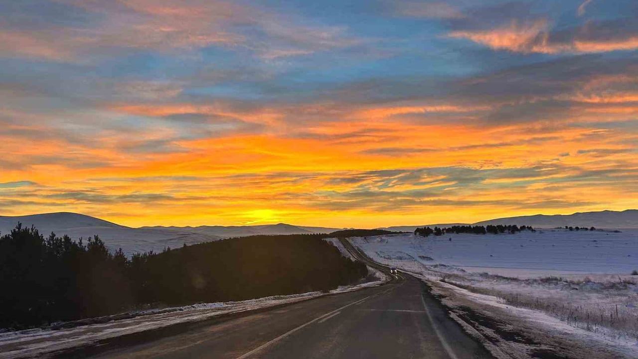 Ardahan'da gün doğumunda kızıl gökyüzü görsel şöleni
