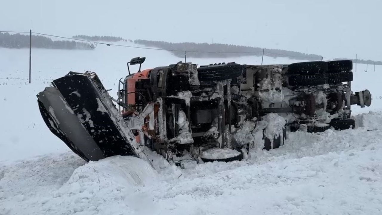 Ardahan'da kar küreme aracı devrildi