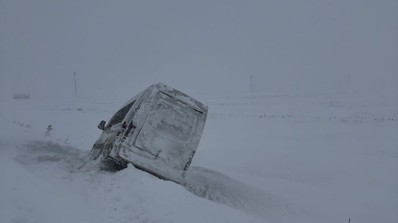 Ardahan'da kara saplanan minibüsteki 11 yolcu jandarma tarafından kurtarıldı
