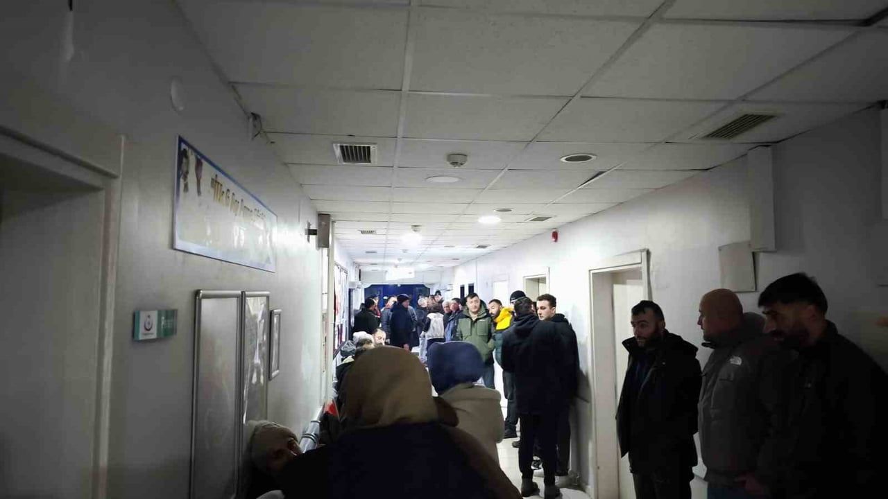 Ardanuç'ta uçuruma yuvarlanan sürücünün kalbi sedye üzerinde durdu, doktor kalp masajı yaptı