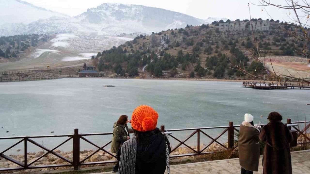 Ardıçlı Gölü Ergan Dağı’nda Buz Tuttu