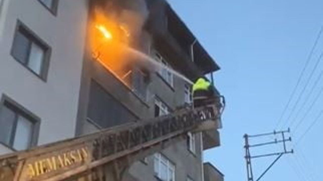 Arhavi'de 3. kattaki dairede yangın: itfaiye müdahalesiyle söndürüldü