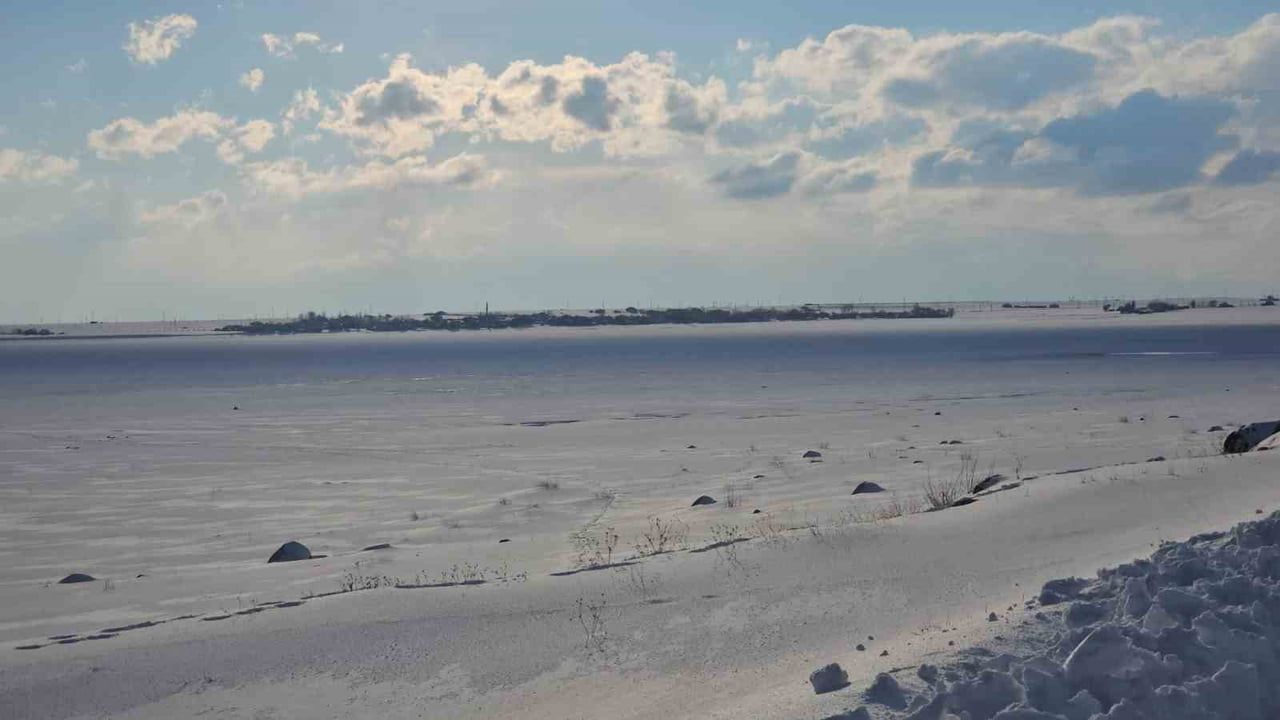 Arin Gölü dondu: 'Kuş cenneti' buzlarla kaplandı