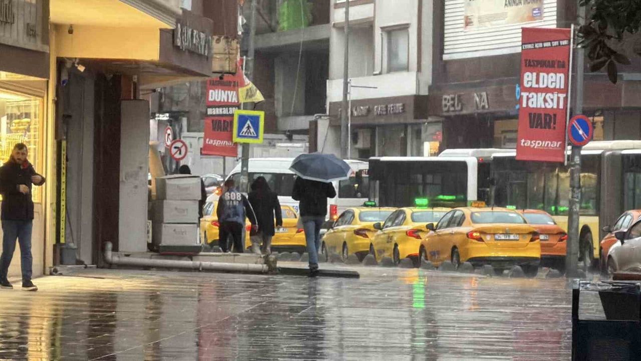 Arnavutköy'de Beklenen Yağış Başladı: Rüzgar ve Kar Uyarıları Sürüyor
