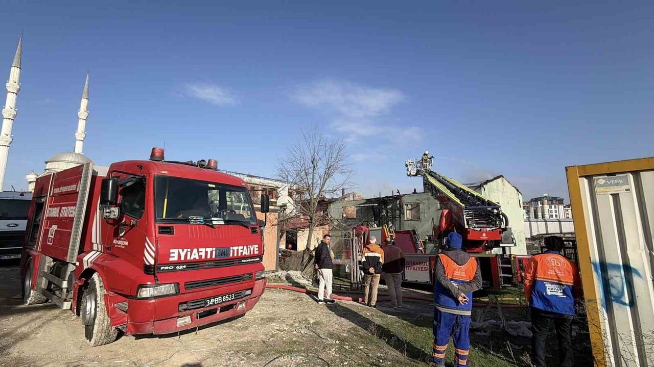 Arnavutköy’de boş iki katlı binanın çatısı yandı